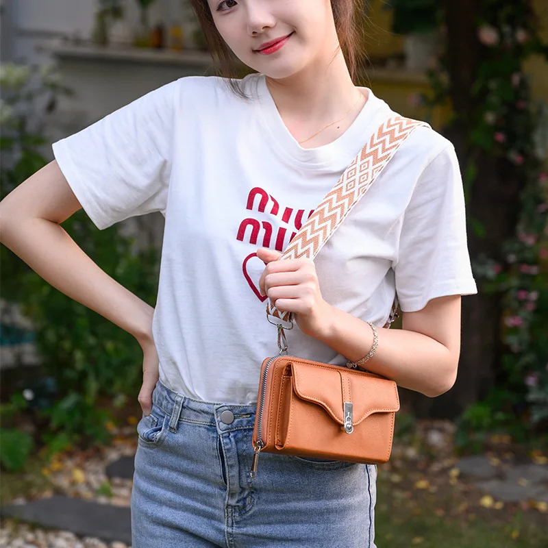 Hot selling women's bags for autumn and winter 2023, new women's single shoulder crossbody bags, broadband mobile phone bags
Hot selling women's bags for autumn and winter 2023, new women's single shoulder crossbody bags, broadband mobile phone bags