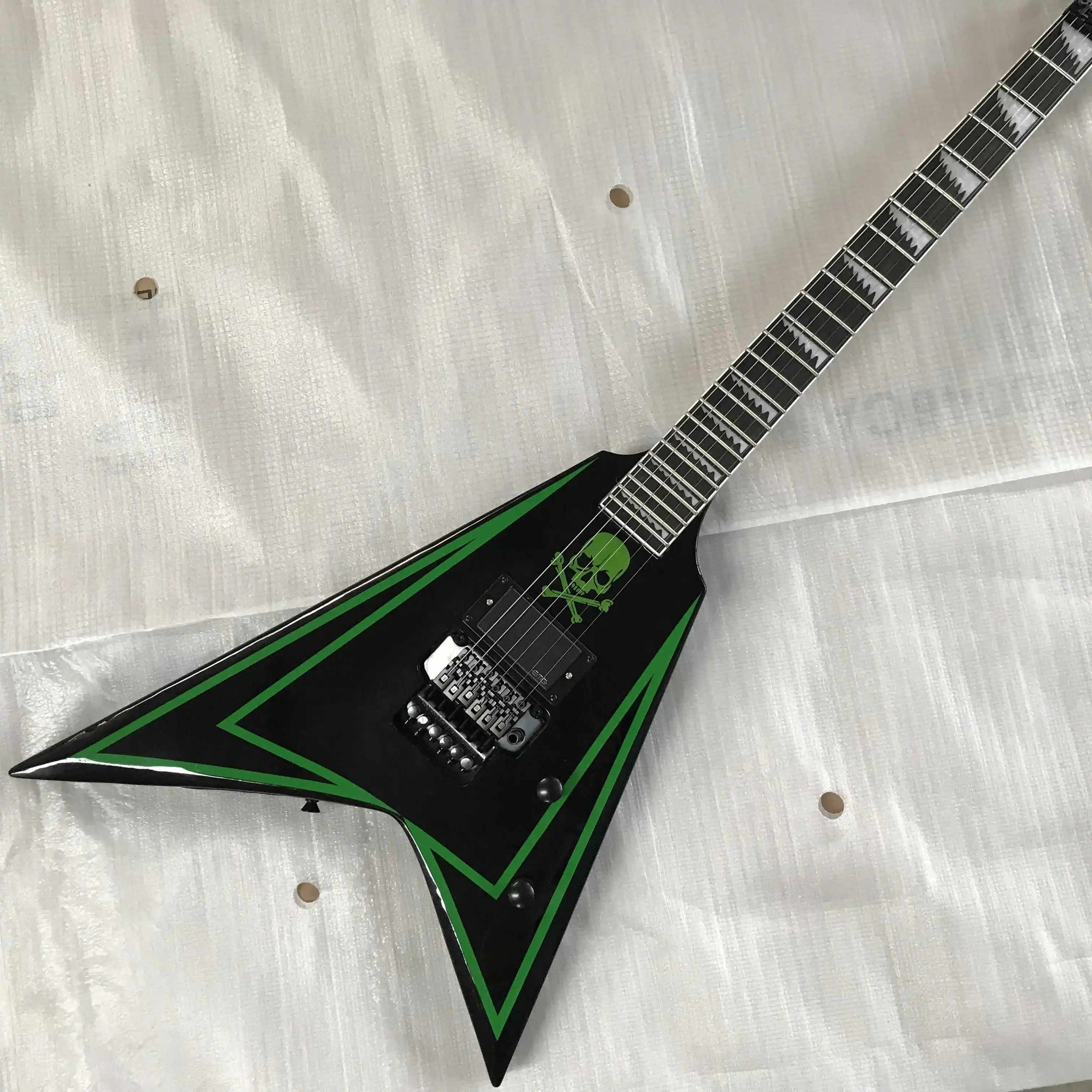 Free shipping,Black, green edge, special-shaped, white decoration, electric guitar,2022 new pop, high-end custom,
Free shipping,Black, green edge, special-shaped, white decoration, electric guitar,2022 new pop, high-end custom,