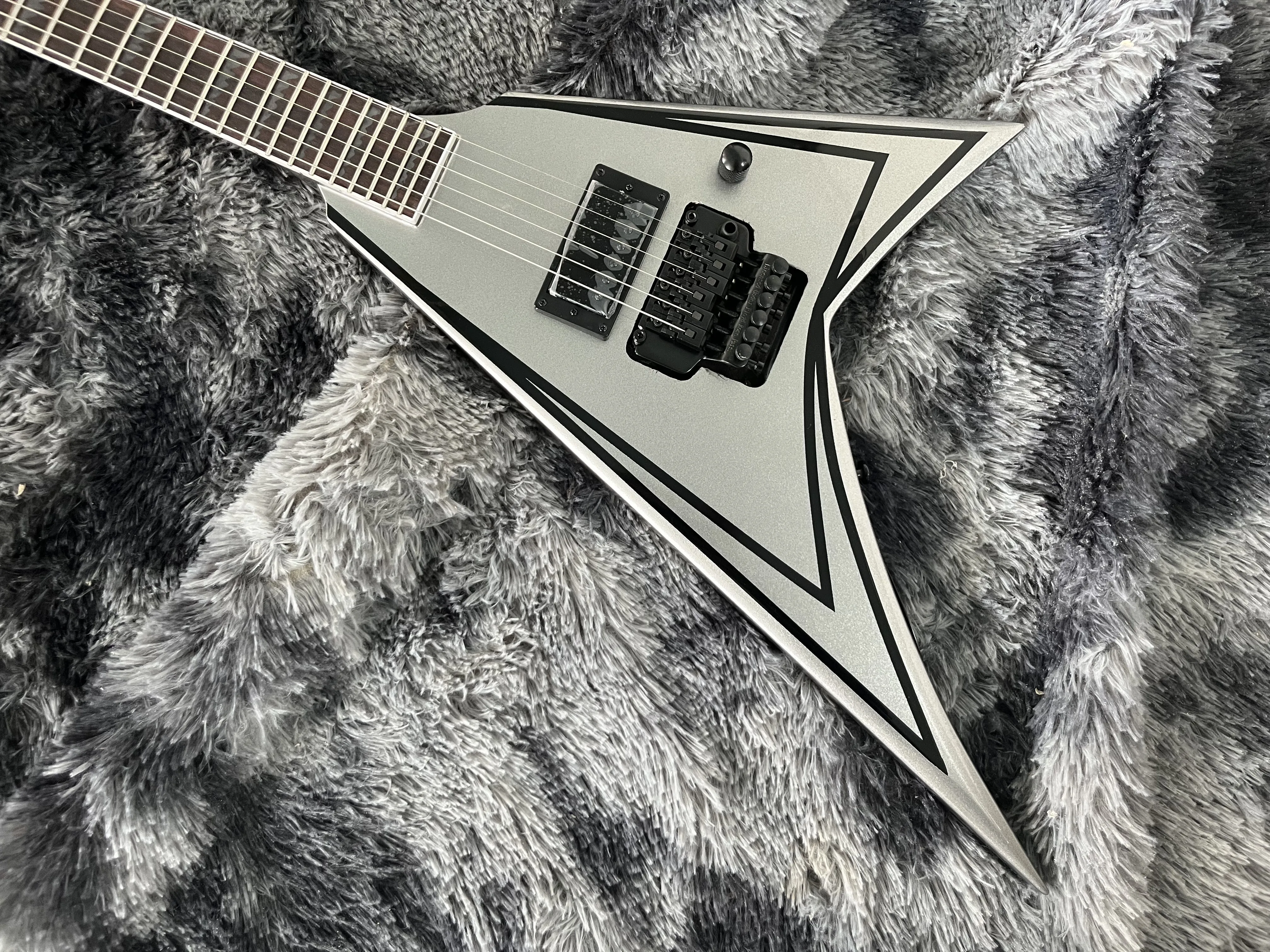 Китайская OEM электрическая гитара ласточка, высокая дуплексная система Tremolo, черная фурнитура
Китайская OEM электрическая гитара ласточка, высокая дуплексная система Tremolo, черная фурнитура