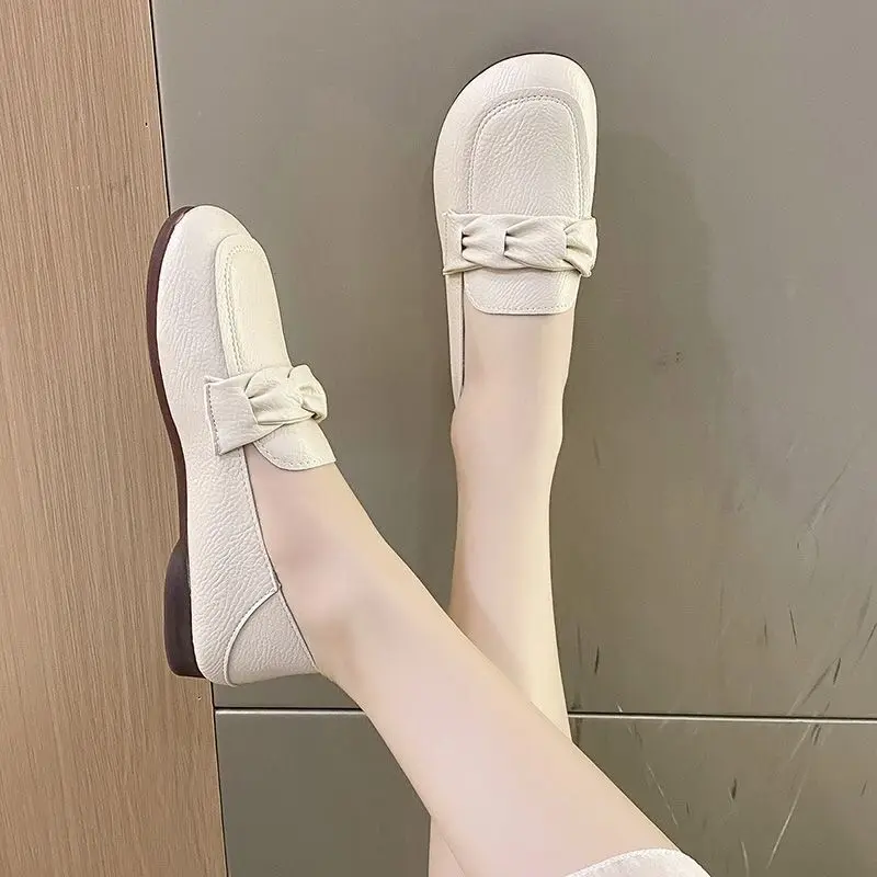 

Plus Size 35-41 Mom Flat Bottomed Bean Single Shoes Ladies Stepped On Casual Waterproof Loafers Lightweight Mother Lasy Shoes