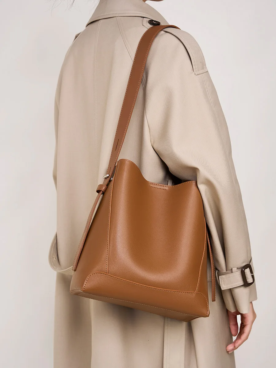 Women's Crossbody Versatile Leather One Shoulder Large Capacity Commuter Bucket Bag
Women's Crossbody Versatile Leather One Shoulder Large Capacity Commuter Bucket Bag