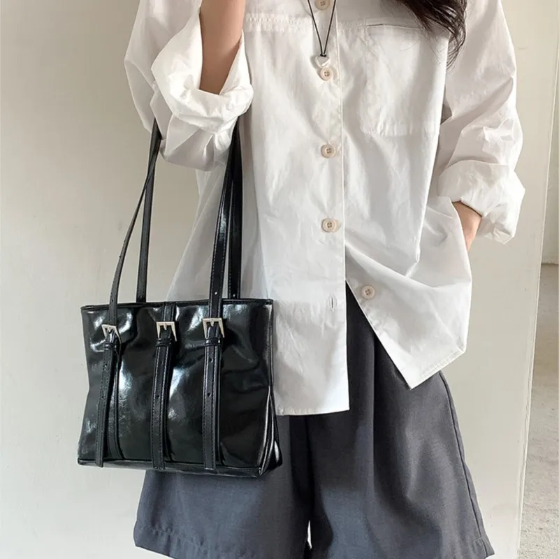 Designer High Fashion Tote Bag Vintage Classic Large Capacity Handbags Luxury Versatile Pu Leather Shoulder Bag Simple Casual
Designer High Fashion Tote Bag Vintage Classic Large Capacity Handbags Luxury Versatile Pu Leather Shoulder Bag Simple Casual