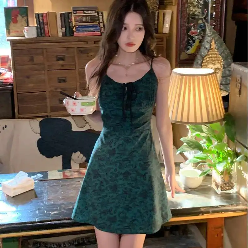 French Fashionable Dark Green Dress Vintage Drawstring Waistband Holiday Style Fragmented Flower Hanging Strap Short Dresses
French Fashionable Dark Green Dress Vintage Drawstring Waistband Holiday Style Fragmented Flower Hanging Strap Short Dresses