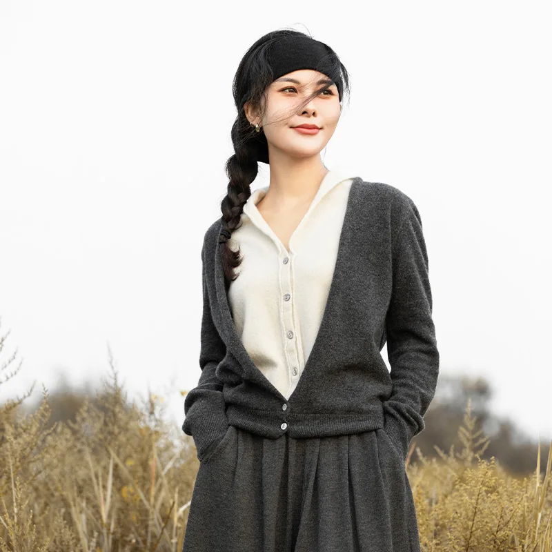 Fashion High-end Two-piece Knitted Sweater Women's 100% Pure Wool 2023 Spring Autumn New V-neck Color Contrast Cardigan Sweater
Fashion High-end Two-piece Knitted Sweater Women's 100% Pure Wool 2023 Spring Autumn New V-neck Color Contrast Cardigan Sweater