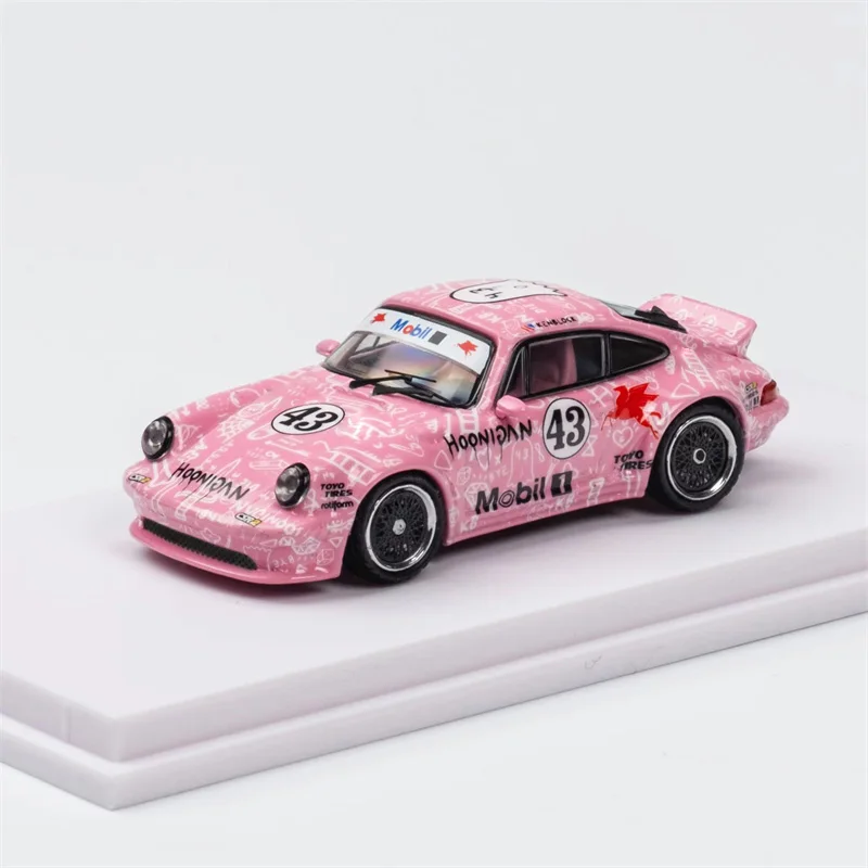 DCM 1:64 Singer 930 Turbo школьный Блок 43 #43 розовый ограниченный 500 литая модель автомобиля
DCM 1:64 Singer 930 Turbo школьный Блок 43 #43 розовый ограниченный 500 литая модель автомобиля