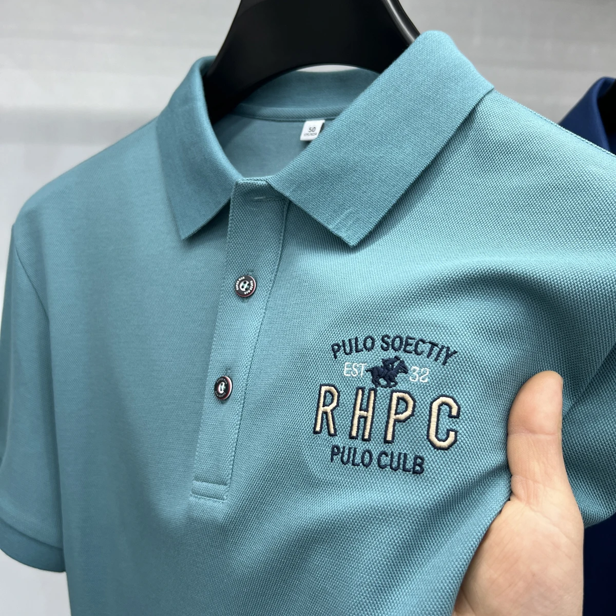 Высококачественные бренды вышивки polo рубашки шелковый хлопок с короткими рукавами комфорт отдых 2024 лето новые футболки мода лацкана верхняя часть
Высококачественные бренды вышивки polo рубашки шелковый хлопок с короткими рукавами комфорт отдых 2024 лето новые футболки мода лацкана верхняя часть