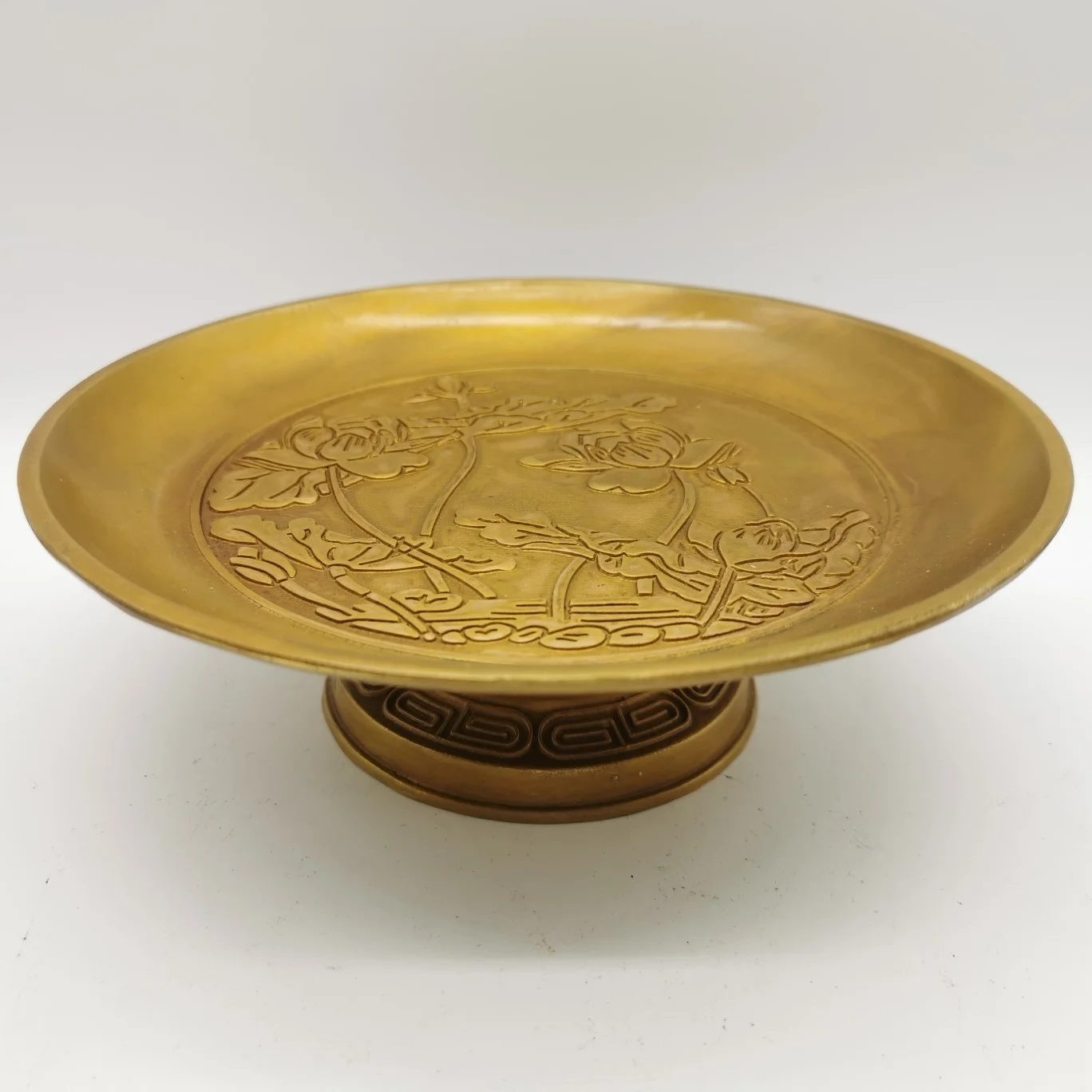 Fruit plate thickened round plate golden cafe tray cake plate dish plate brass shallow plate kitchen table decorations
Fruit plate thickened round plate golden cafe tray cake plate dish plate brass shallow plate kitchen table decorations