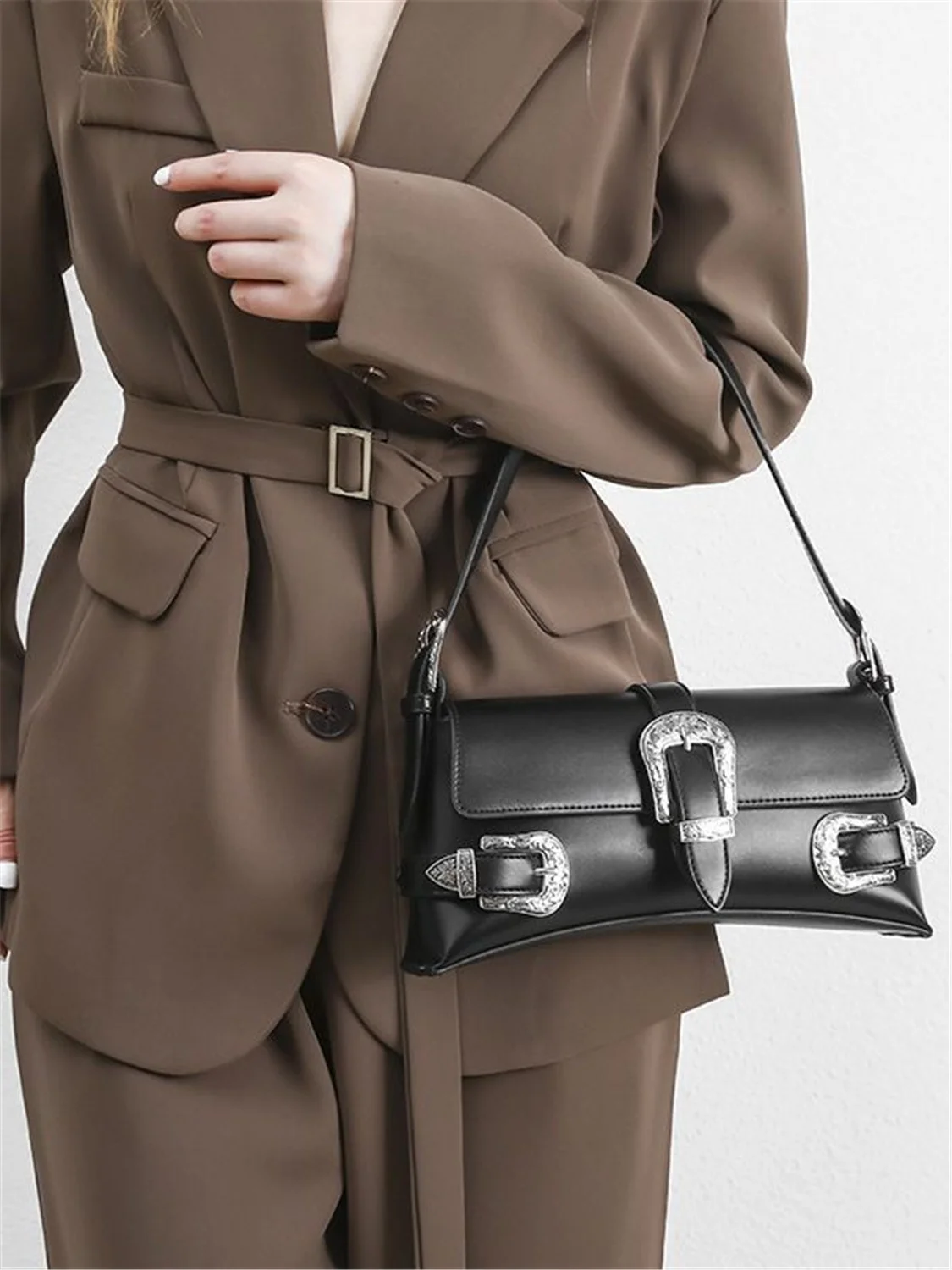 2023 New Trend Minimalist Design Single Shoulder Underarm Bag Women's Retro Versatile Buckle Small Square Bag
2023 New Trend Minimalist Design Single Shoulder Underarm Bag Women's Retro Versatile Buckle Small Square Bag
