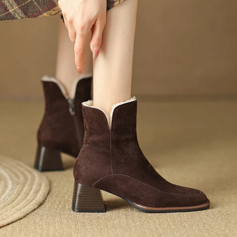 

Замшевые женские ботильоны челси на среднем каблуке, элегантные туфли-лодочки с квадратным носком, зимняя теплая модная дизайнерская Брендовая женская обувь, новинка 2024
