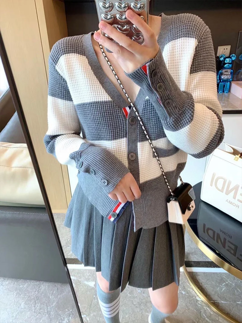 TB gray and white stripes contrast color knitted cardigan women's v-neck color matching short long-sleeved sweater jacket trend
TB gray and white stripes contrast color knitted cardigan women's v-neck color matching short long-sleeved sweater jacket trend