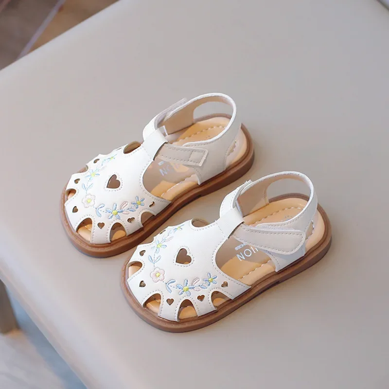 

New Children's Summer Sandals Sweet Embroidery Princess Shoes for Girls Elegant Fashion Kids Causal Cut-outs Flat Beach Sandals