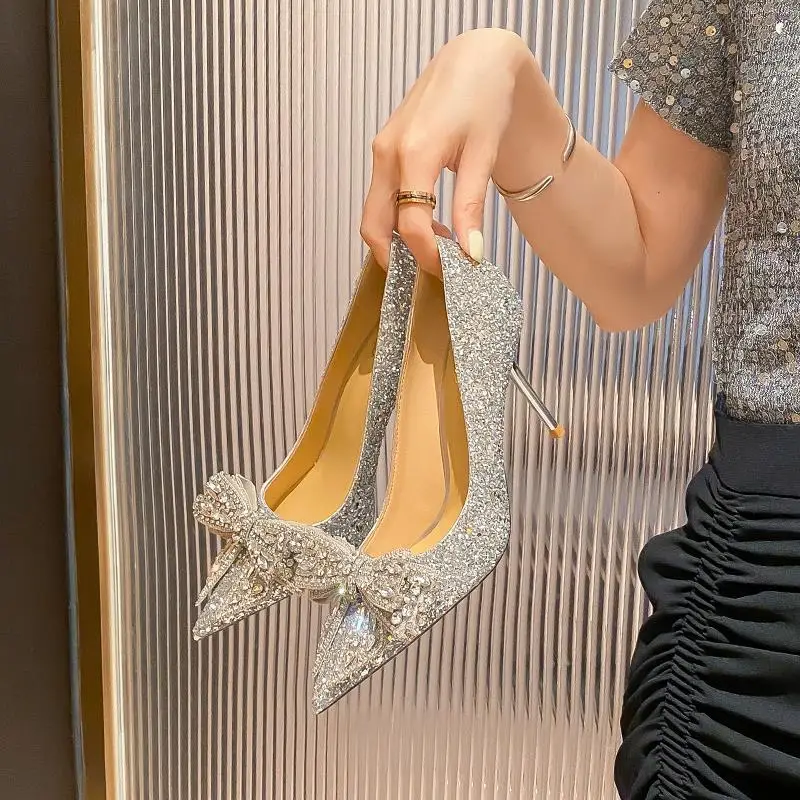 Fall 2023 New Style Silver Sequined Pointed High Heel Stiletto Sexy Low-Cut Rhinestone Bow Women's Wedding Shoes
Fall 2023 New Style Silver Sequined Pointed High Heel Stiletto Sexy Low-Cut Rhinestone Bow Women's Wedding Shoes