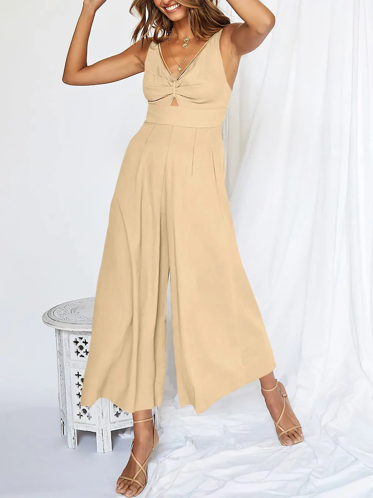2023European and American Summer Fashion New Sling V-neck Hollow Pleated High Waist Wide Leg Pocket Ladies Sexy Elegant Jumpsuit
2023European and American Summer Fashion New Sling V-neck Hollow Pleated High Waist Wide Leg Pocket Ladies Sexy Elegant Jumpsuit