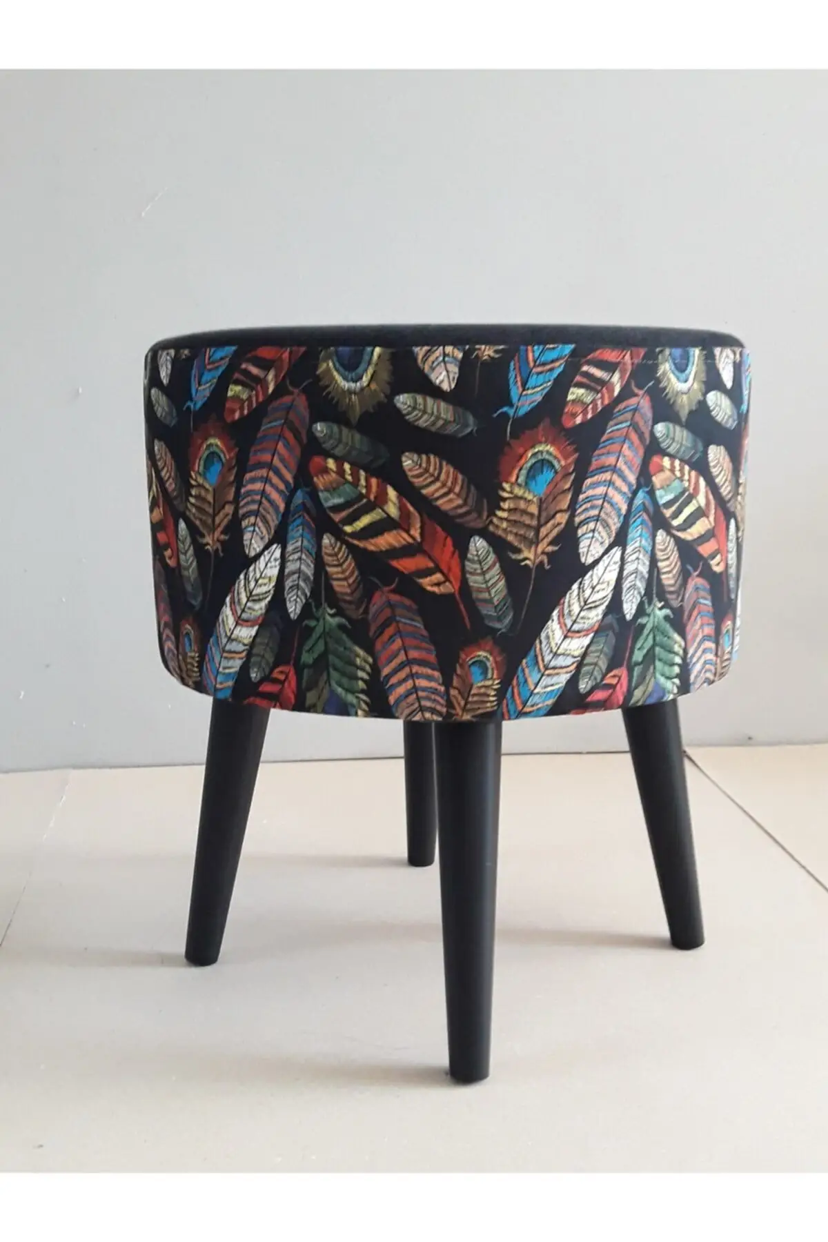 Georgian Retro wooden footed decorative bird feather patterned roller puff Bench chair chair
Georgian Retro wooden footed decorative bird feather patterned roller puff Bench chair chair