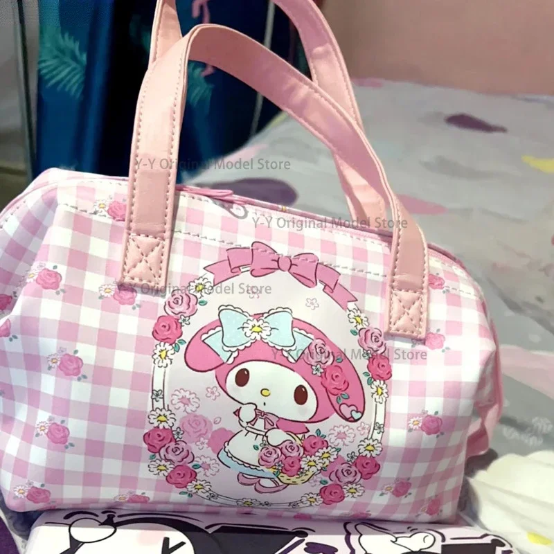Sanrio Melody сумка большой емкости водонепроницаемая сумка для хранения женская косметичка Милая мультяшная Сумка-тоут аниме портативные сумки
Sanrio Melody сумка большой емкости водонепроницаемая сумка для хранения женская косметичка Милая мультяшная Сумка-тоут аниме портативные сумки