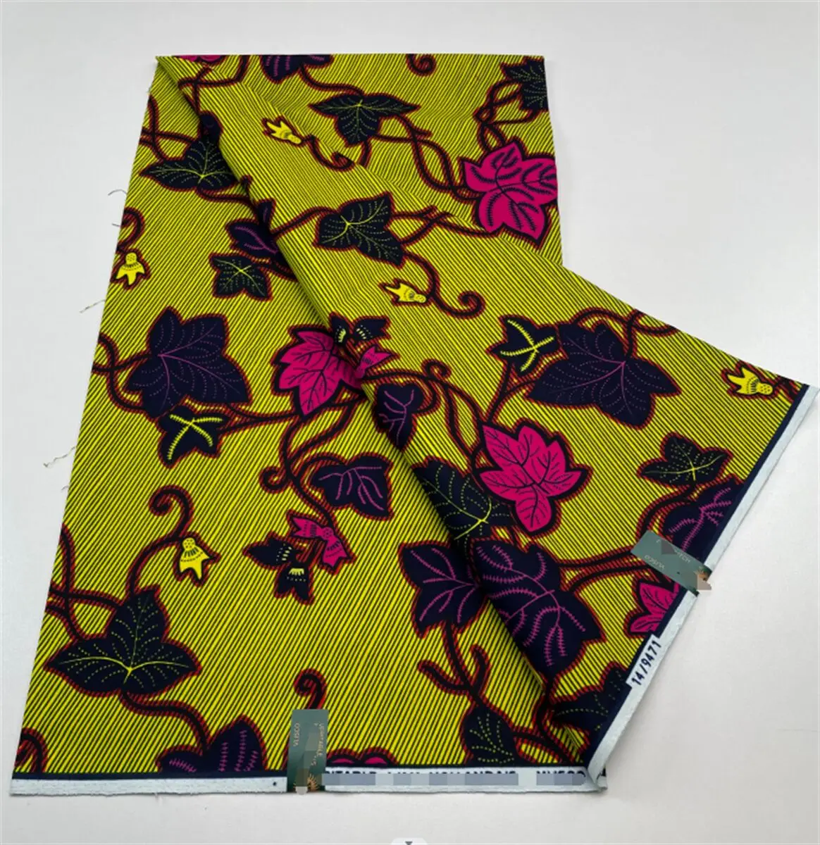 Factory Price Ankara Wax Fabric Guaranteed Veritable African Real Print Wax Fabric 100% Cotton Soft Pagne for Wedding Dress
Factory Price Ankara Wax Fabric Guaranteed Veritable African Real Print Wax Fabric 100% Cotton Soft Pagne for Wedding Dress
