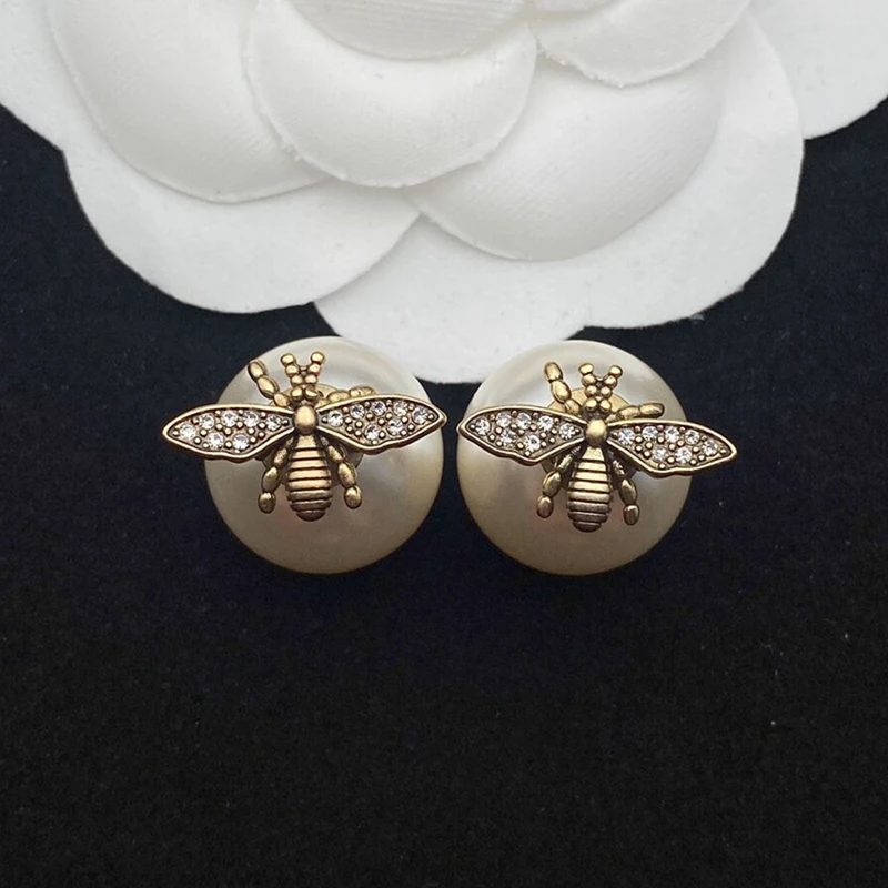 European and American trend retro style bee pearl earrings 925 silver plated light luxury women's fashion brand jewelry gift
European and American trend retro style bee pearl earrings 925 silver plated light luxury women's fashion brand jewelry gift