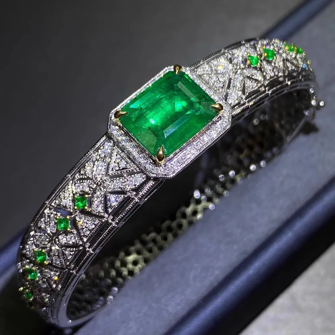 

Vintage Princess Cut Lab Emerald Tourmaline Cuff Bangles for Women 925 Silver Color Bracelet with Buckle Luxury Banquet Jewelry