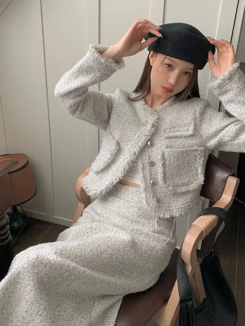 Elegant Tassel Braided Women's Suit Jacket Skirt Set High-end Autumn and Winter Short Coat High-waisted Long Skirt Two-piece Set
Elegant Tassel Braided Women's Suit Jacket Skirt Set High-end Autumn and Winter Short Coat High-waisted Long Skirt Two-piece Set