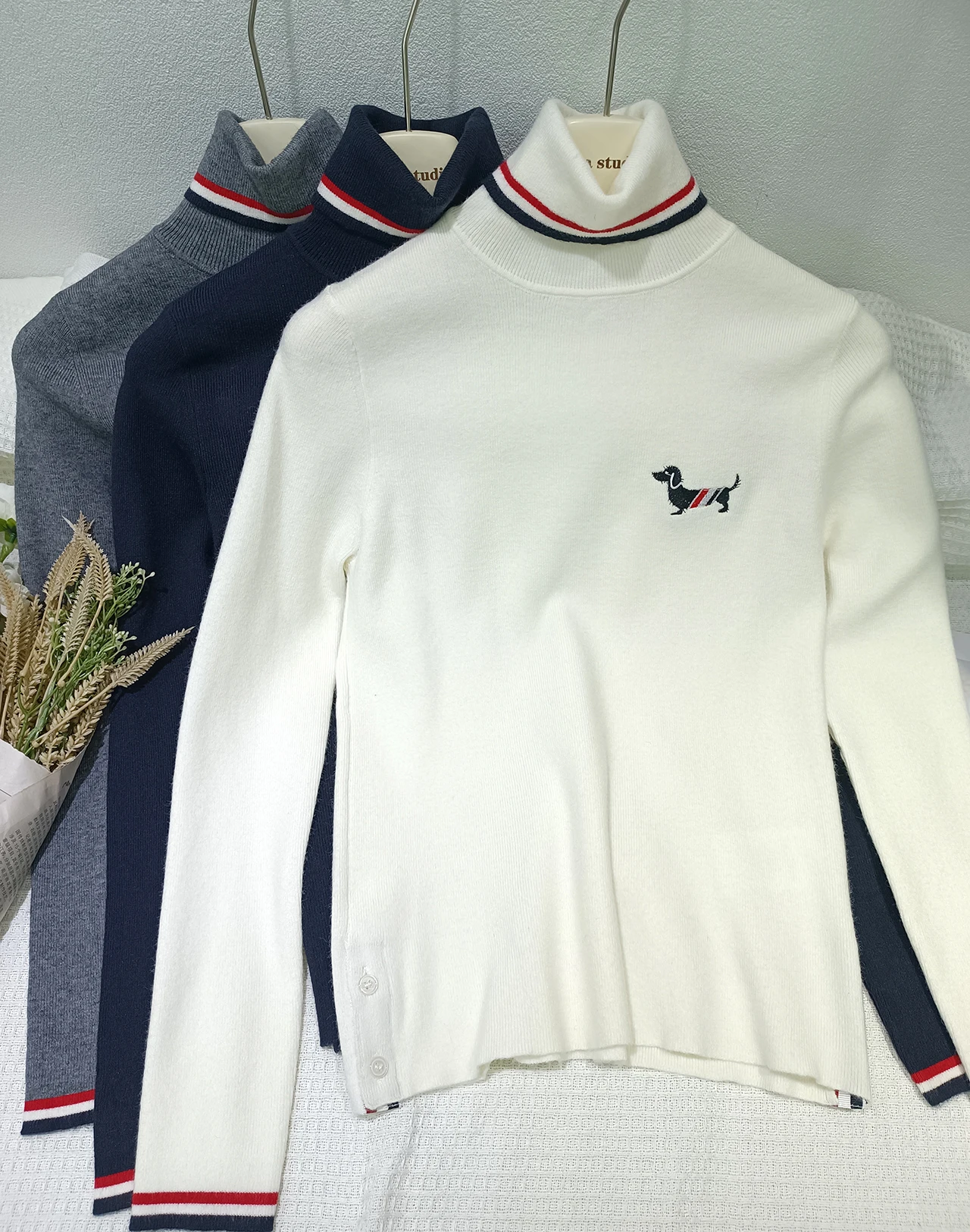 Korean Casual Athflow Style Puppy Embroidery Fashion Premium Solid Color High Neck Knit Pullover Women Long Sleeve Top
Korean Casual Athflow Style Puppy Embroidery Fashion Premium Solid Color High Neck Knit Pullover Women Long Sleeve Top
