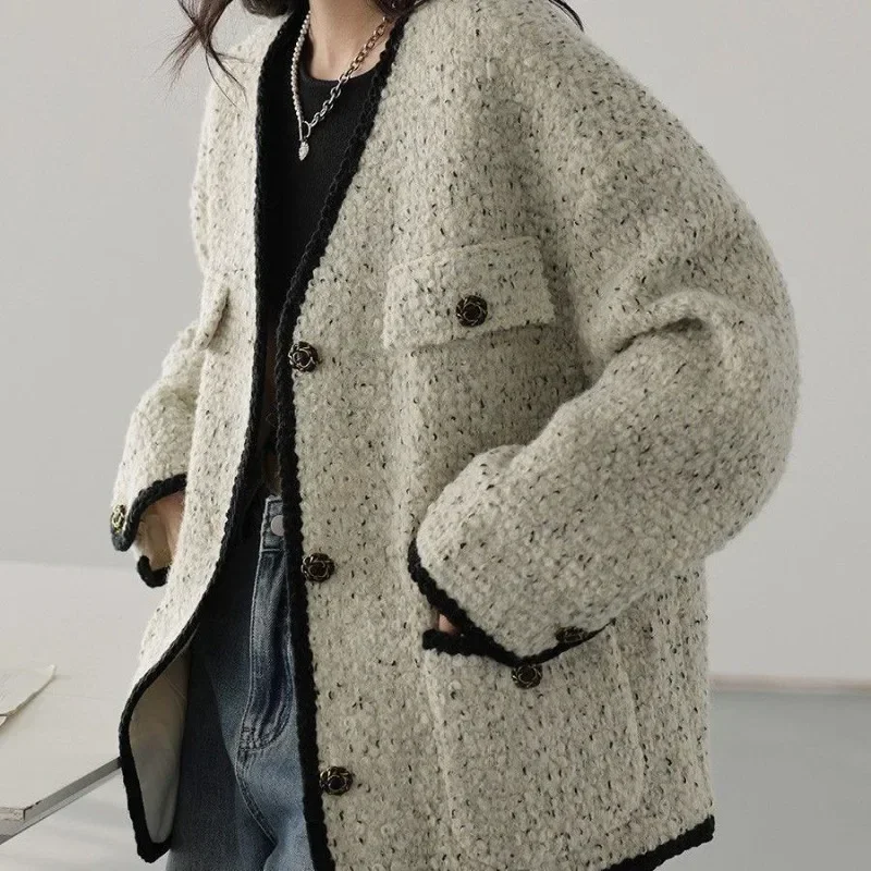 Warm Women's Coat Vintage V-neck Tops Single Breasted Women's Coats French Small Fragrant Fabric Jackets Autumn and Winter 2023
Warm Women's Coat Vintage V-neck Tops Single Breasted Women's Coats French Small Fragrant Fabric Jackets Autumn and Winter 2023