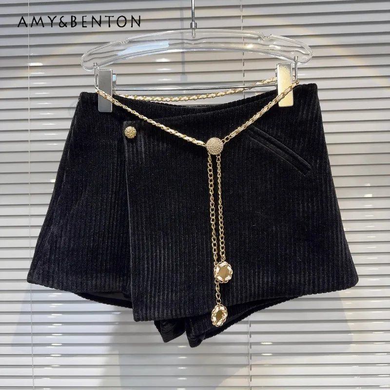 2024 Spring New Classic Short Pants Pantskirt Socialite Metal Waist Chain Corduroy Skirts Little Shorts Black Culottes For Women
2024 Spring New Classic Short Pants Pantskirt Socialite Metal Waist Chain Corduroy Skirts Little Shorts Black Culottes For Women