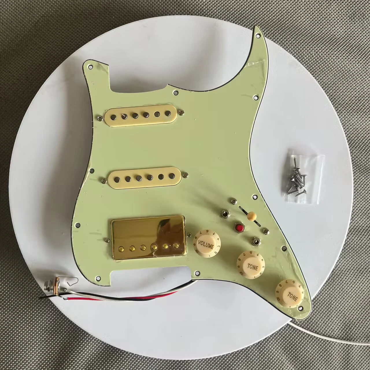 Loaded Guitar Pickguard HSS with Noiseless Alnico 5 Humbucker Pickup Prewired Scratch Plate Set for Guitar
Loaded Guitar Pickguard HSS with Noiseless Alnico 5 Humbucker Pickup Prewired Scratch Plate Set for Guitar