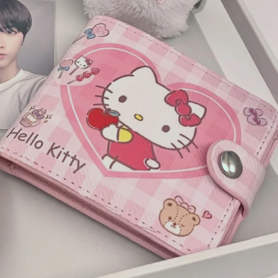 2024 New Cartoon Hellos Kittys PU Purse Folding Button Wallet Cute Kuromis Children's Money Bag Ladies Coin Purse Girls Gift
2024 New Cartoon Hellos Kittys PU Purse Folding Button Wallet Cute Kuromis Children's Money Bag Ladies Coin Purse Girls Gift