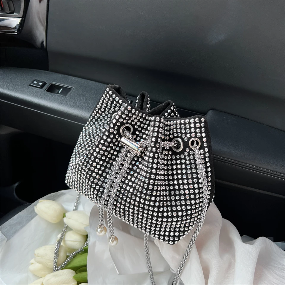 2022 new soft surface chain oblique cross bag high-quality fashion luxury sparkling crystal lady bag
2022 new soft surface chain oblique cross bag high-quality fashion luxury sparkling crystal lady bag