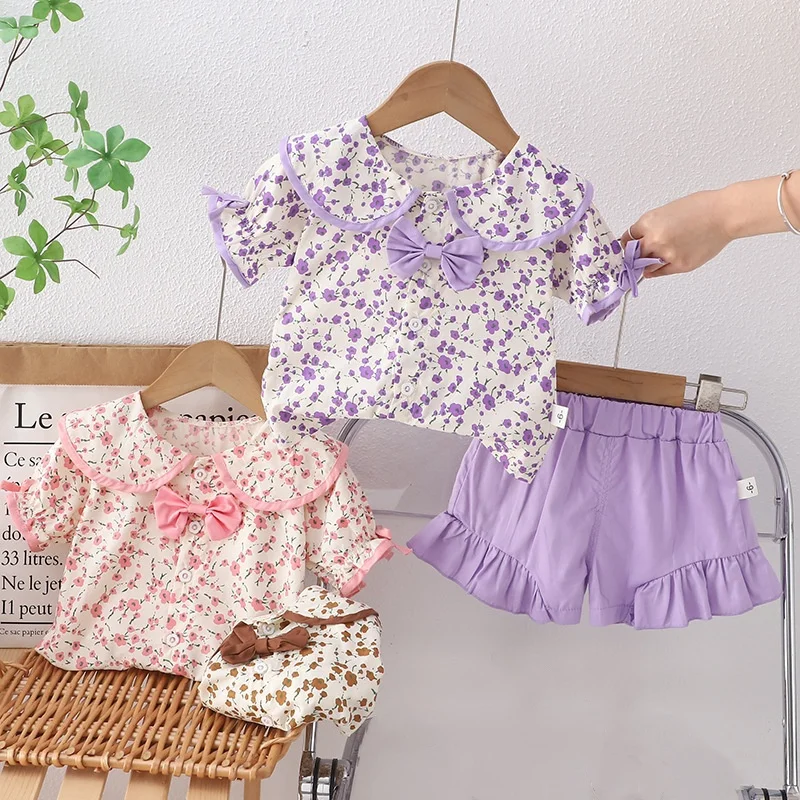 Комплект из двух предметов для девочек, хлопковый топ с коротким рукавом и отложным воротником и шорты с цветочным принтом и бантом, лето 2024
Комплект из двух предметов для девочек, хлопковый топ с коротким рукавом и отложным воротником и шорты с цветочным принтом и бантом, лето 2024