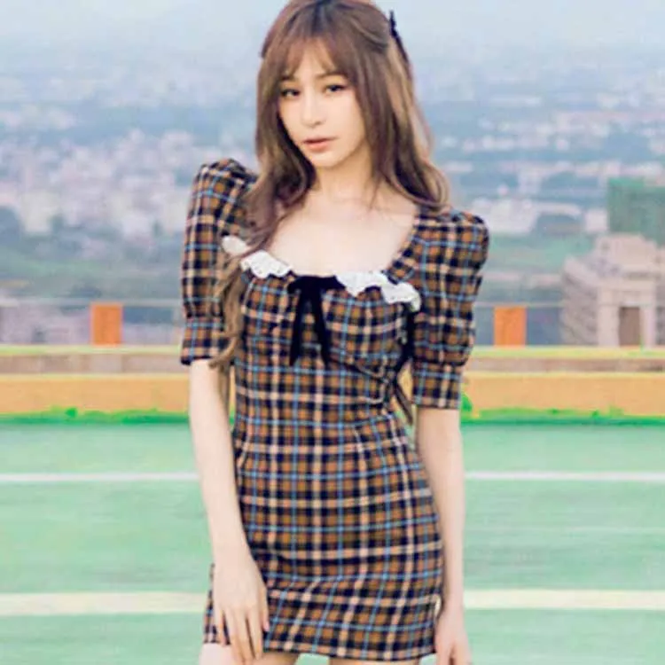 Summer 2023 Cyndi Wang same ladies short skirt square neck plaid lattice design casual retro dress ruffled women
Summer 2023 Cyndi Wang same ladies short skirt square neck plaid lattice design casual retro dress ruffled women