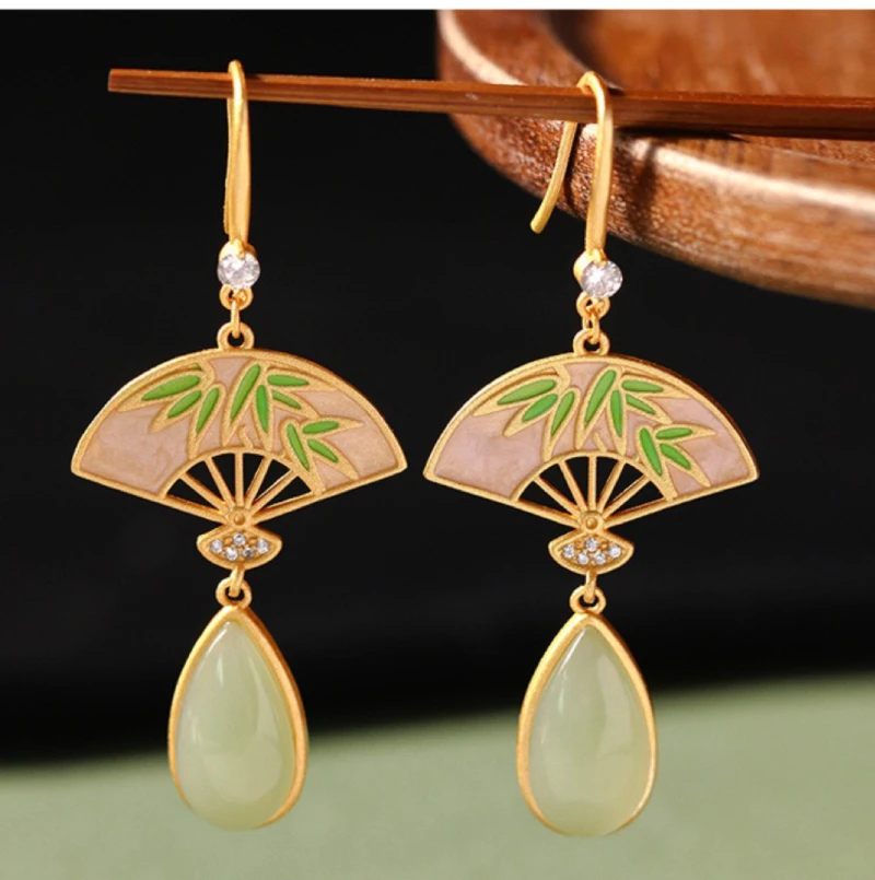 Классические позолоченные инкрустированные серьги Hetian jade с имитацией бамбукового цветка сливы мира Группа веера серьги в старинном стиле
Классические позолоченные инкрустированные серьги Hetian jade с имитацией бамбукового цветка сливы мира Группа веера серьги в старинном стиле