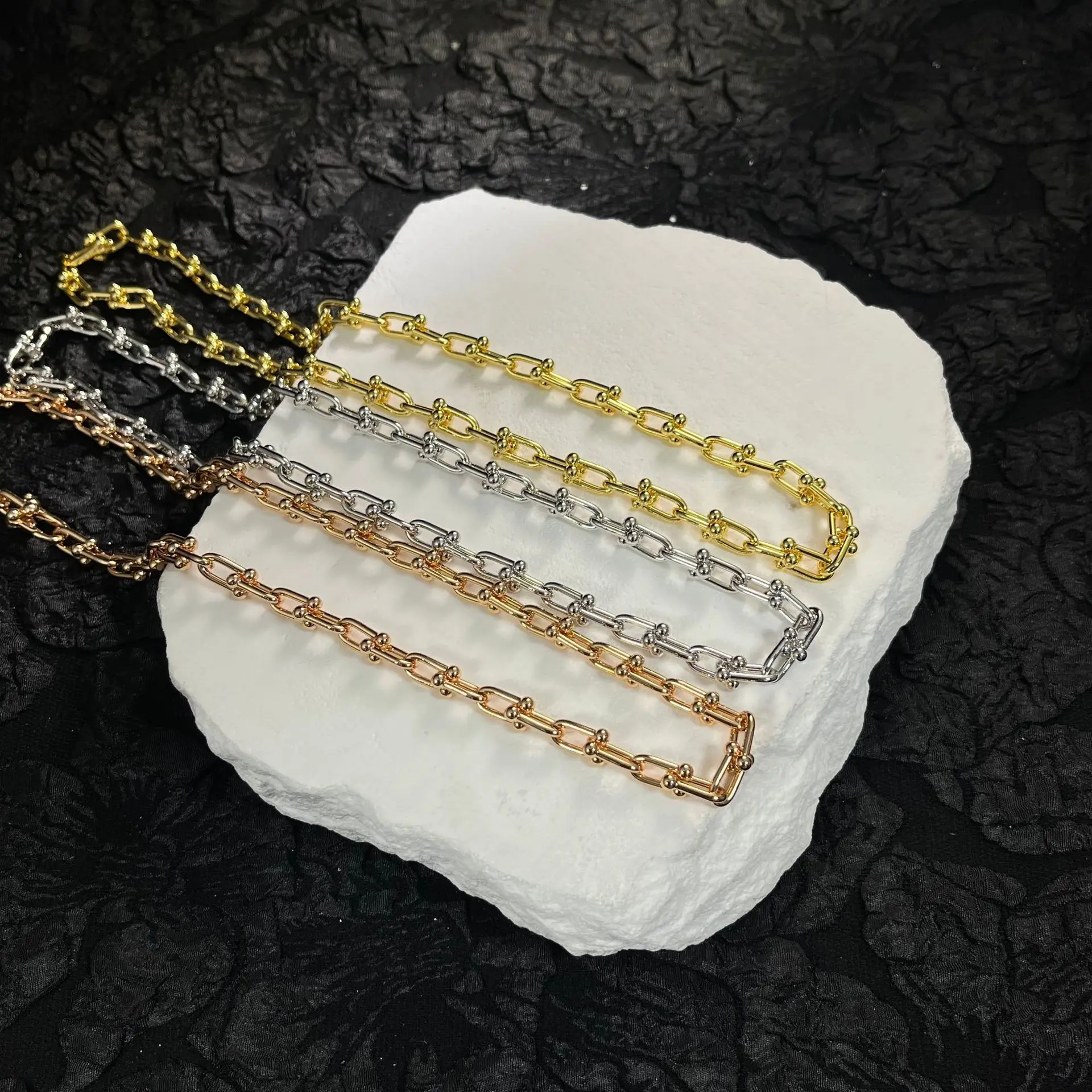 U-shaped Women's and Men's 925 Sterling Silver Thick Necklace Gradient Fashion Luxury Jewelry 18K Gold-plated Party Couple Gift
U-shaped Women's and Men's 925 Sterling Silver Thick Necklace Gradient Fashion Luxury Jewelry 18K Gold-plated Party Couple Gift