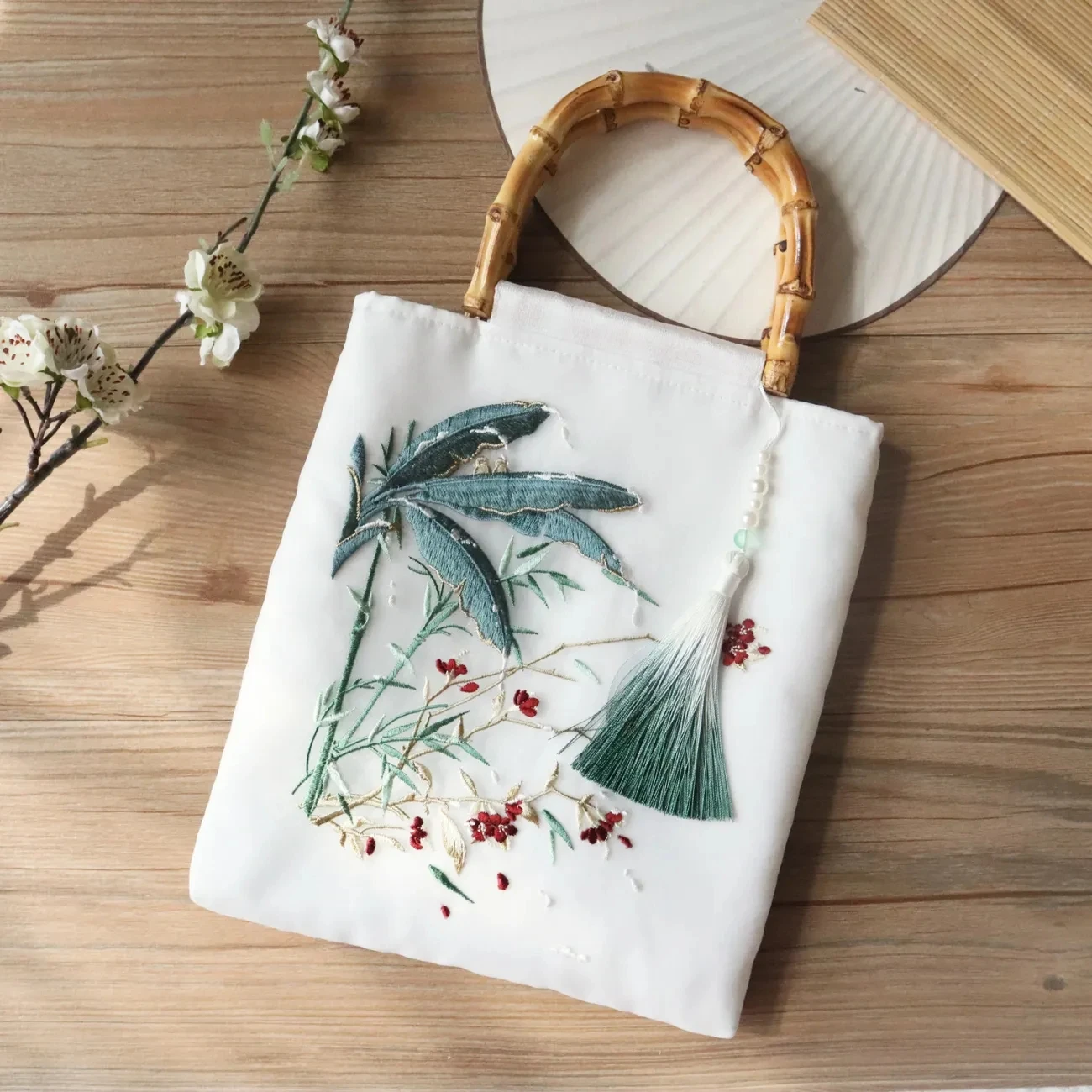 Classic Embroidery Flowers Chic Lady Bag Women Fringe Bag Beads Bags Vintage Fashion Wood Hand Bags Women's Handbags
Classic Embroidery Flowers Chic Lady Bag Women Fringe Bag Beads Bags Vintage Fashion Wood Hand Bags Women's Handbags