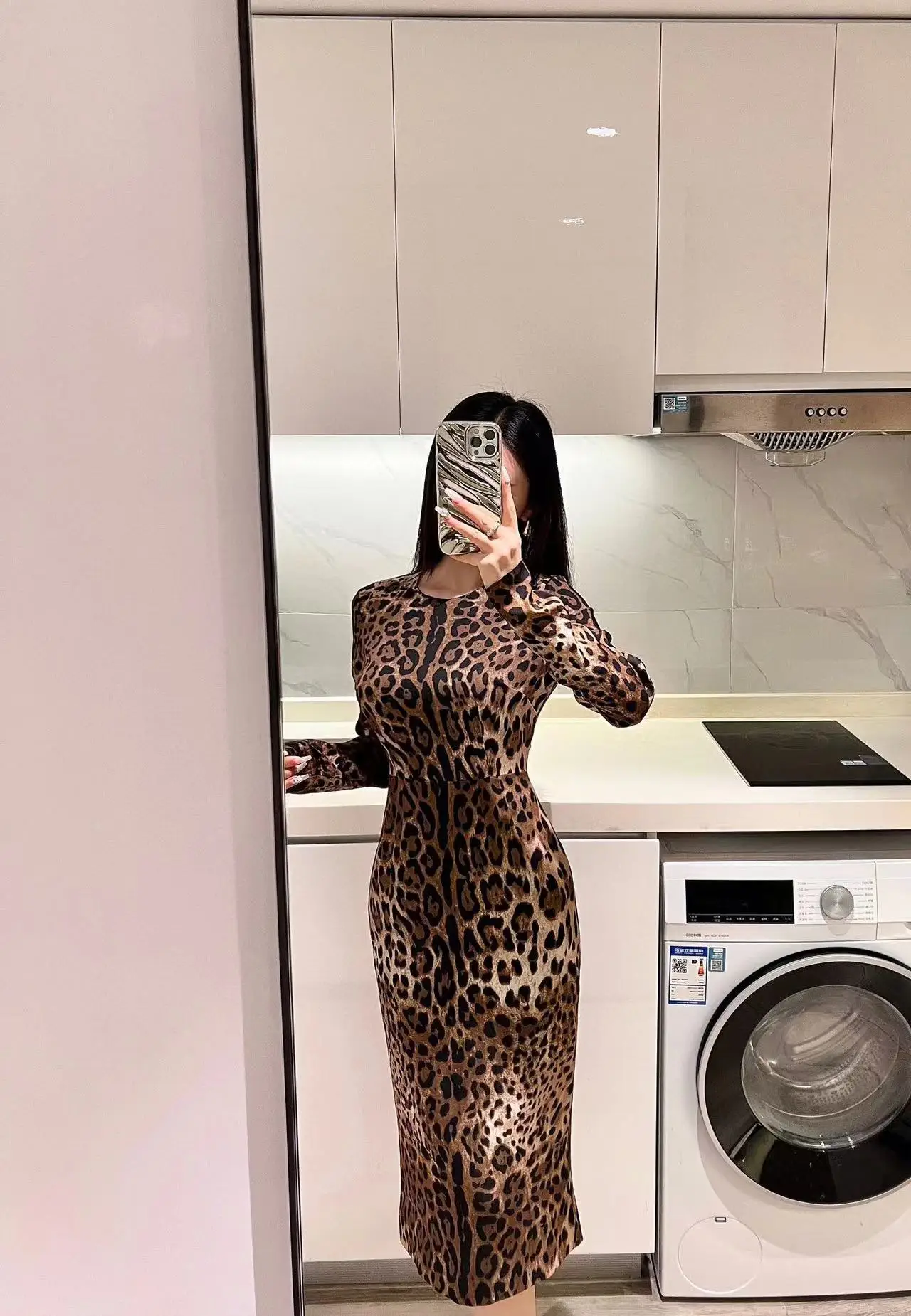 2023 New Summer Runway Midi Dress Women's Long sleeve Luxury Leopard Print Slim Empire Silk Dress
2023 New Summer Runway Midi Dress Women's Long sleeve Luxury Leopard Print Slim Empire Silk Dress