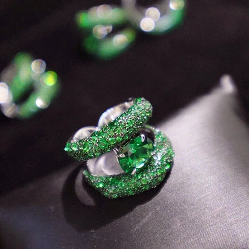 ZOCA 925 Silver Inlaid Zircon Green New Luxury Zircon Ring Jewelry Emerald Ring Ladies Gift Wedding Accessories
ZOCA 925 Silver Inlaid Zircon Green New Luxury Zircon Ring Jewelry Emerald Ring Ladies Gift Wedding Accessories