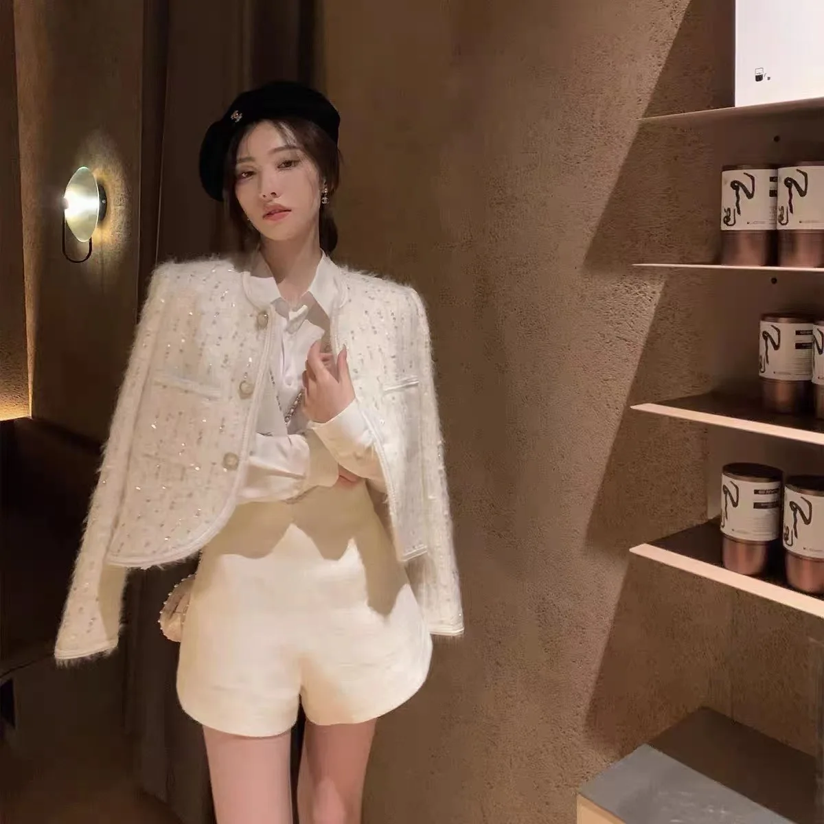 Новинка Осень-зима 2022, белое короткое пальто с блестками, Женская облегающая модная женская куртка для тяжелой промышленности за рубежом
Новинка Осень-зима 2022, белое короткое пальто с блестками, Женская облегающая модная женская куртка для тяжелой промышленности за рубежом