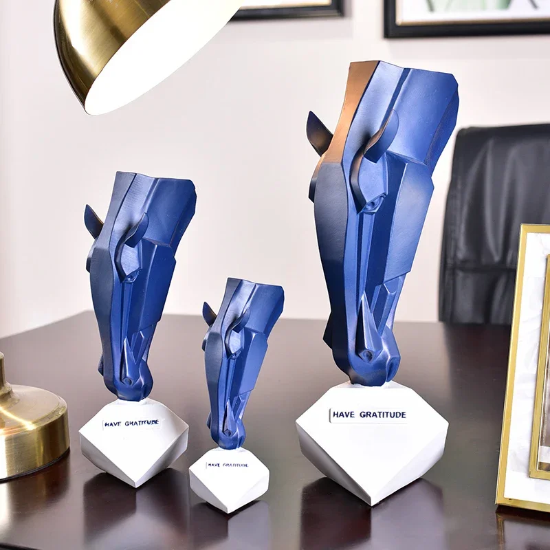 Resin Modern Home Accessories Desktop Horse Head Ornaments 3-piece Suit Living Room Geometric Base Animal Horse Head Decoration
Resin Modern Home Accessories Desktop Horse Head Ornaments 3-piece Suit Living Room Geometric Base Animal Horse Head Decoration