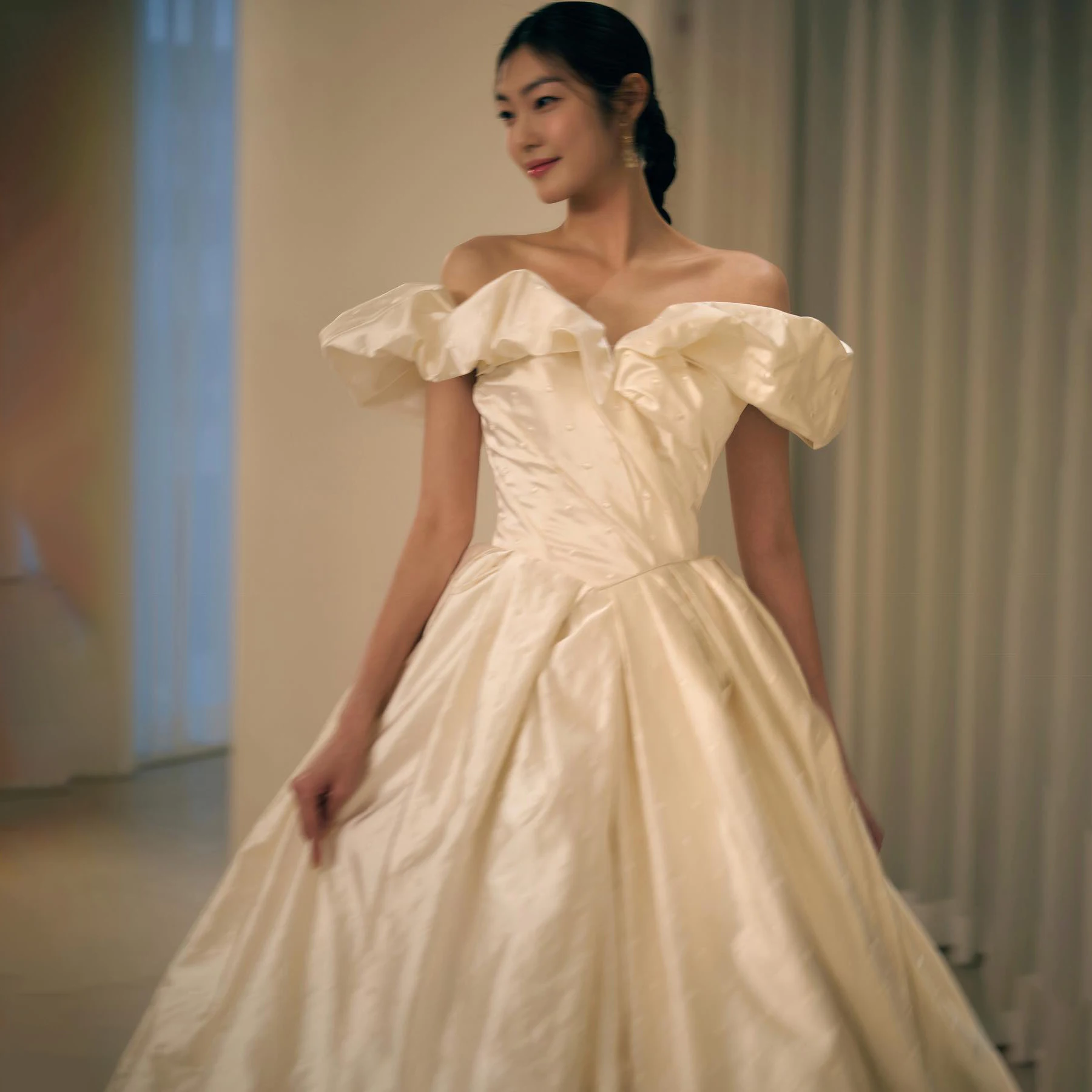 GIOIO Off Shoulder Luxury Formal Evening Dresses A-Line Pleat Sleeveless فساتين سهرة Floor Length Elegant Prom Gowns Party Women
GIOIO Off Shoulder Luxury Formal Evening Dresses A-Line Pleat Sleeveless فساتين سهرة Floor Length Elegant Prom Gowns Party Women