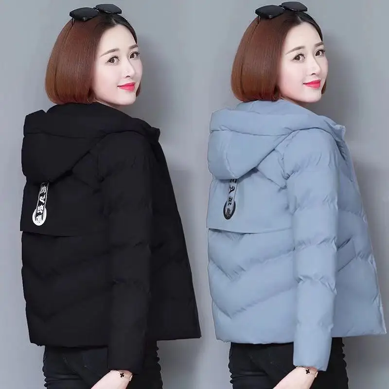 2023 New Winter Fashion Women's Cold Coats Fallow Parkas Super Hot Hooded Jacket Wholesale Female Short Padded Jackets Outercoat
2023 New Winter Fashion Women's Cold Coats Fallow Parkas Super Hot Hooded Jacket Wholesale Female Short Padded Jackets Outercoat