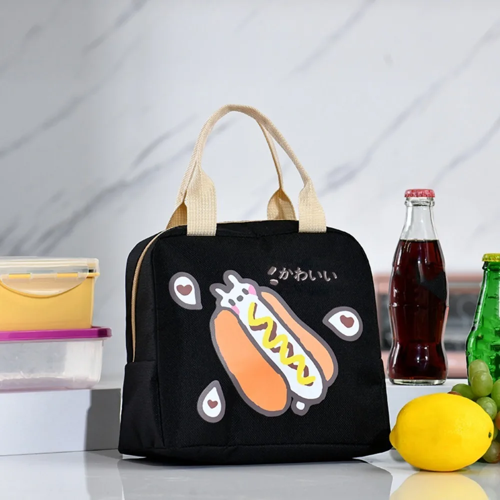 Изолированный Ланч-бокс большой емкости, дизайнерская подвесная сумка для хранения еды на коляску, мультяшная водонепроницаемая сумка-тоут для сохранения свежести пикника
Изолированный Ланч-бокс большой емкости, дизайнерская подвесная сумка для хранения еды на коляску, мультяшная водонепроницаемая сумка-тоут для сохранения свежести пикника