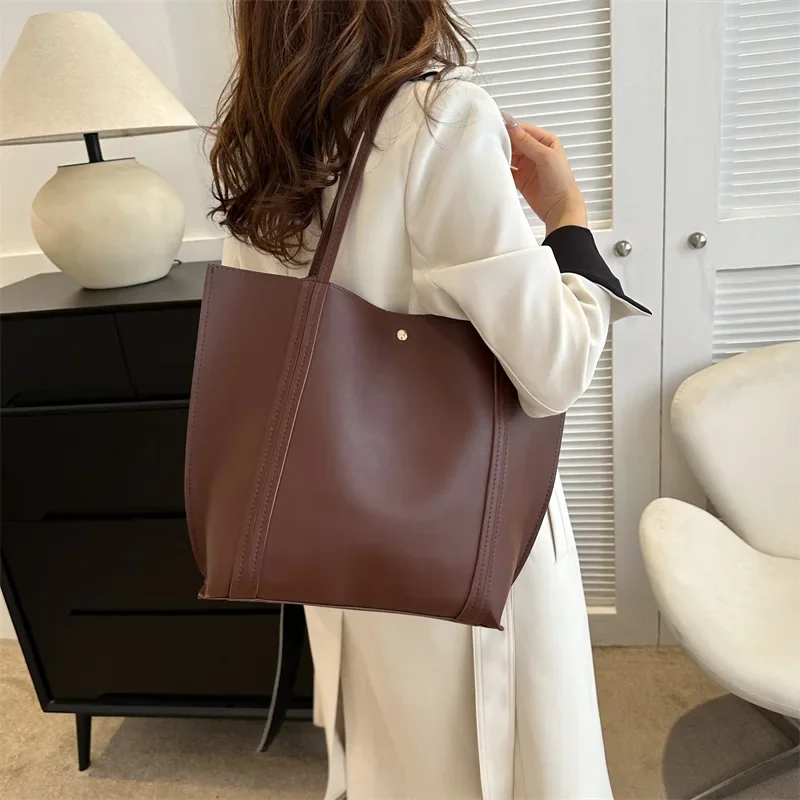 B Large Capacity Simple Female Shoulder Bag Fashion Tote Shoulder Bag Luxury Brand Handbag Shoulder Bag Retro Handbag for Women
B Large Capacity Simple Female Shoulder Bag Fashion Tote Shoulder Bag Luxury Brand Handbag Shoulder Bag Retro Handbag for Women