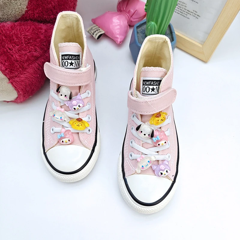 Sanrio Kawaii Hello Kitty парусиновая обувь My Melody Cinnamoroll аниме мультфильм Изысканная красивая модная легко чистить обувь
Sanrio Kawaii Hello Kitty парусиновая обувь My Melody Cinnamoroll аниме мультфильм Изысканная красивая модная легко чистить обувь