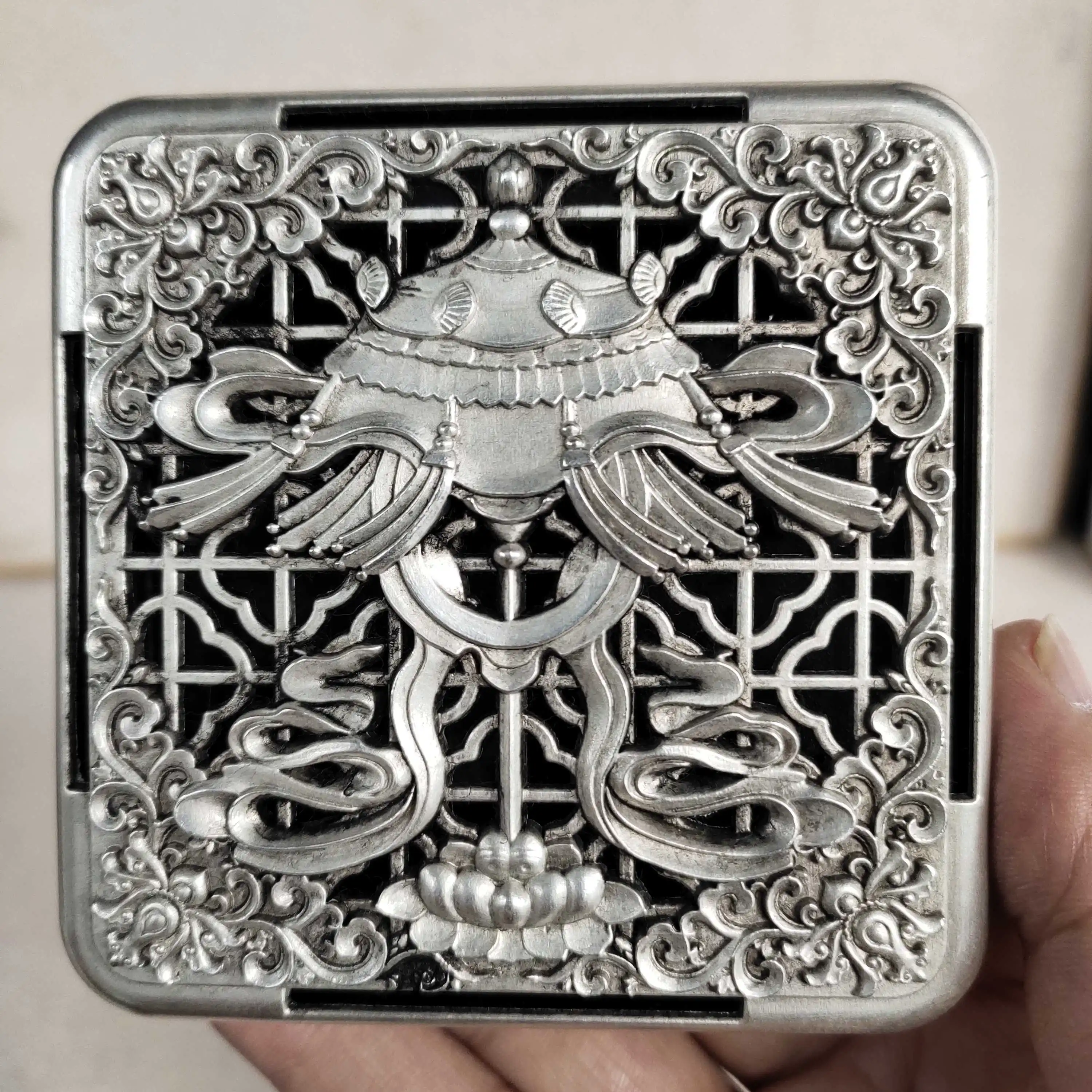 Античная бронза Коллекция Ретро белая медная Посеребренная маленькая коробка для чернил курильница четыре сокровища Кабинета коробка для чернил 
Античная бронза Коллекция Ретро белая медная Посеребренная маленькая коробка для чернил курильница четыре сокровища Кабинета коробка для чернил