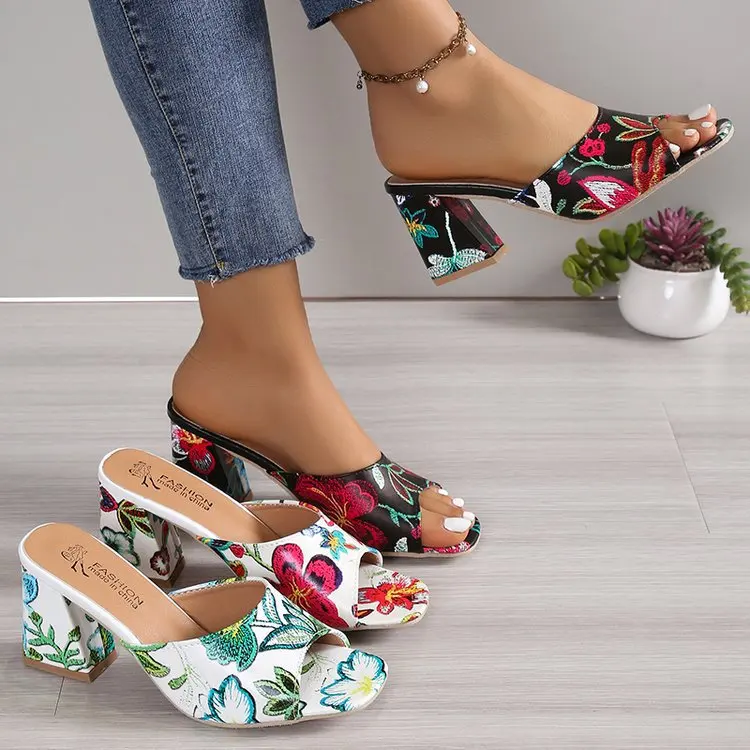 New Summer Fashion Slippers for Outwear, Fashionable Printed Mid Heel Outdoor Thick Heel Square Head Sandals
New Summer Fashion Slippers for Outwear, Fashionable Printed Mid Heel Outdoor Thick Heel Square Head Sandals