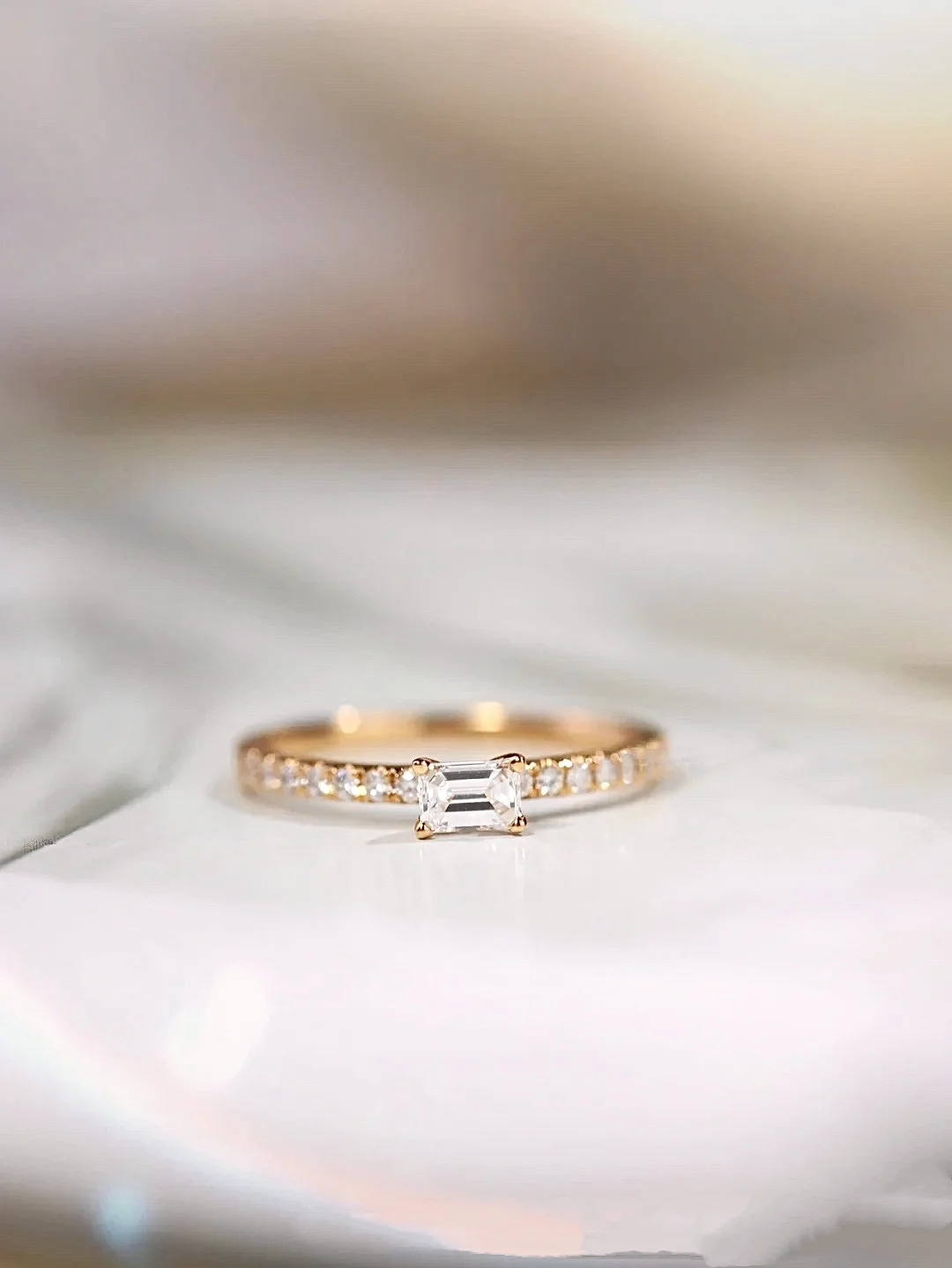 New 0.8ct Moissanite diamond ring small sugar stack ring female Instagram niche design engagement ring
New 0.8ct Moissanite diamond ring small sugar stack ring female Instagram niche design engagement ring