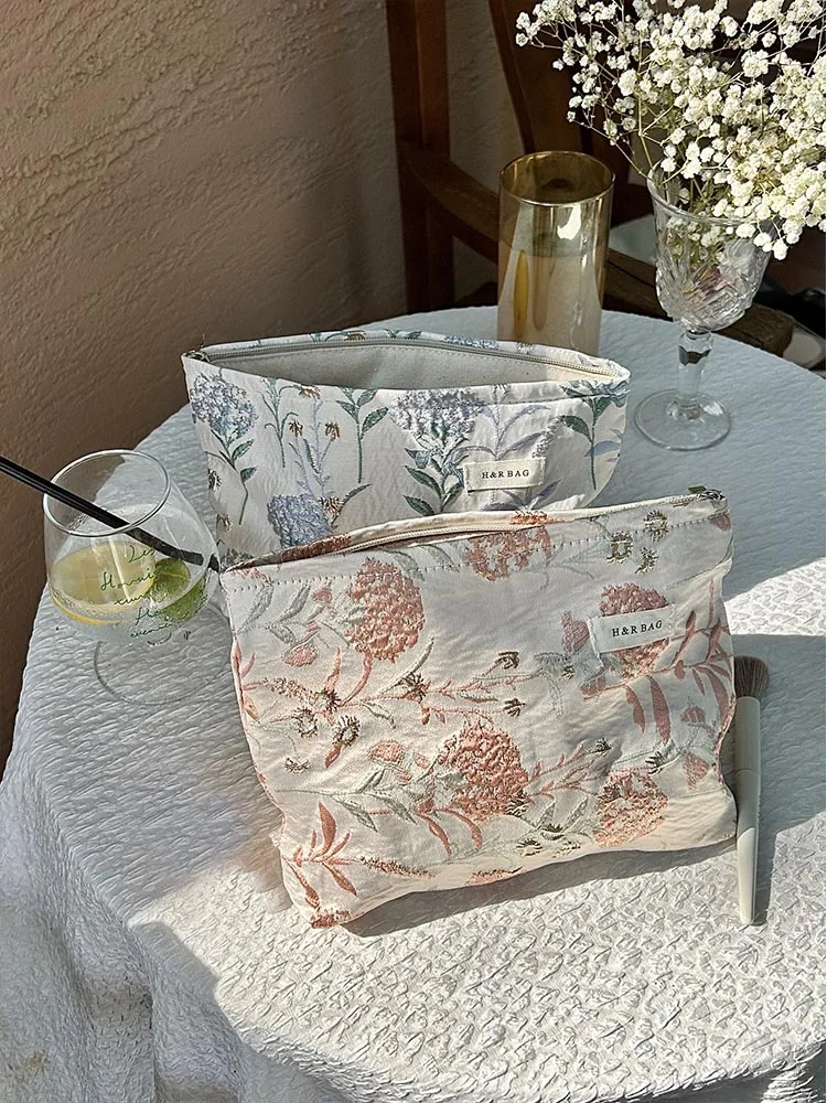 Многофункциональная сумка для макияжа, портативная вместительная сумочка для хранения свежести, Модный ручной саквояж с цветочным принтом
Многофункциональная сумка для макияжа, портативная вместительная сумочка для хранения свежести, Модный ручной саквояж с цветочным принтом
