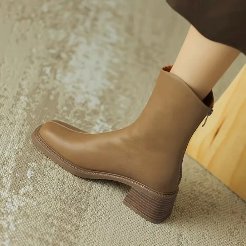 British Style Women's Shoes 2023 New Square Head Thick High Heels Women High Quality Ankle Boots for Women Botas De Mujer
British Style Women's Shoes 2023 New Square Head Thick High Heels Women High Quality Ankle Boots for Women Botas De Mujer