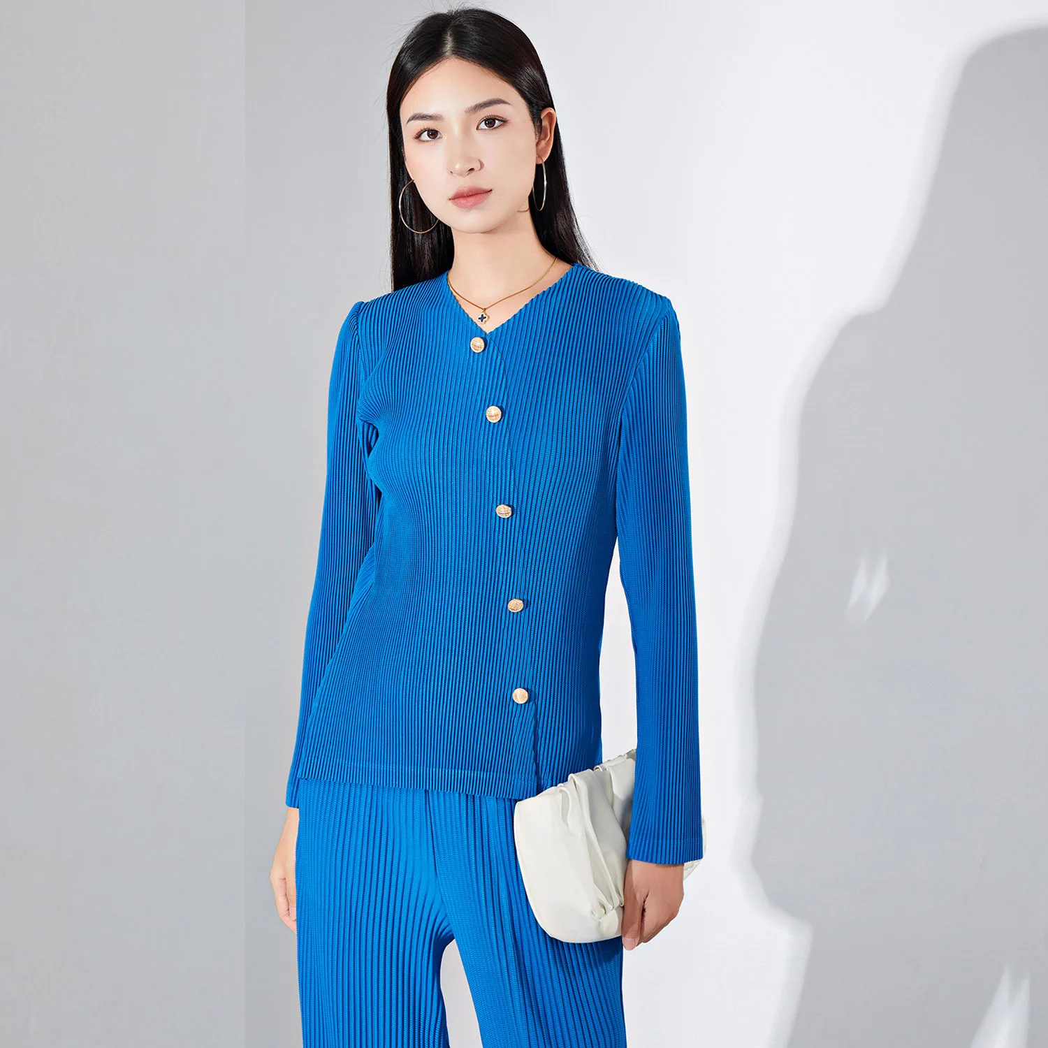 Женская футболка с длинным рукавом, свободный эластичный плиссированный топ с V-образным вырезом и пуговицами, вес 45-75 кг, осень 2023
Женская футболка с длинным рукавом, свободный эластичный плиссированный топ с V-образным вырезом и пуговицами, вес 45-75 кг, осень 2023