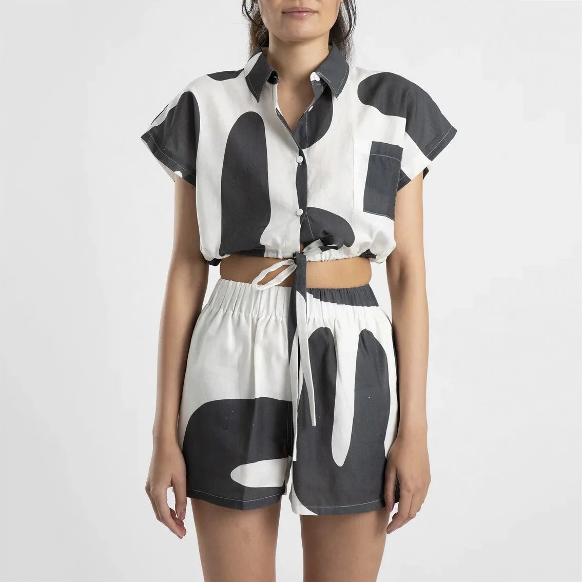 Women Clothing Set 2023 New Black and White Irregular Printed Short Sleeve Shirt Casual Top Wide Leg Shorts Two Piece Set
Women Clothing Set 2023 New Black and White Irregular Printed Short Sleeve Shirt Casual Top Wide Leg Shorts Two Piece Set